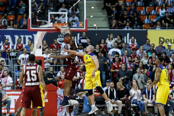 足球市场中 足球市场中